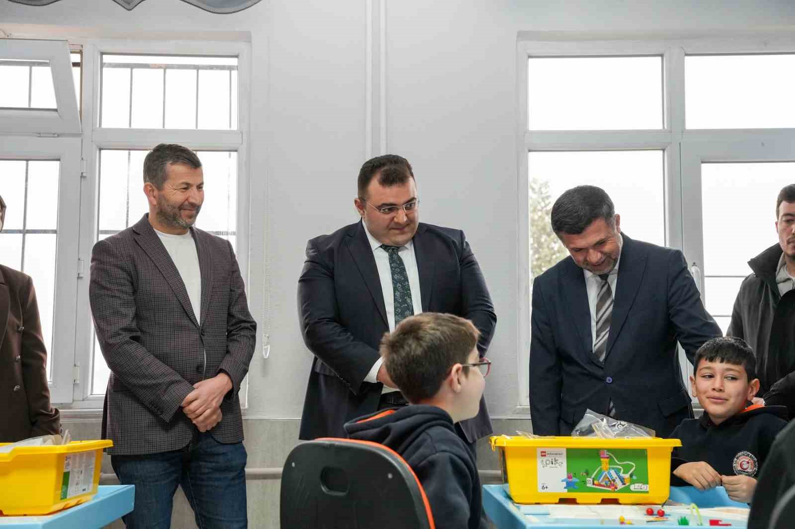 Kütahya’nın Pazarlar İlkokulu’nda Robotik Kodlama Sınıfı hizmete açıldı
