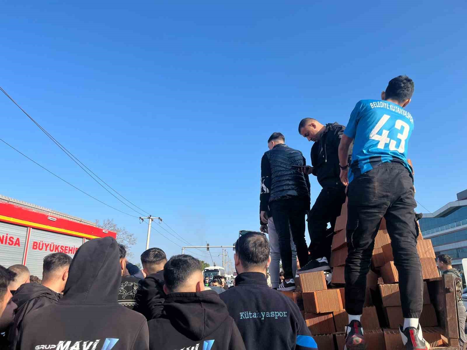 Kütahyaspor taraftarı, kazada yaralı sürücünün yardımına koştu
