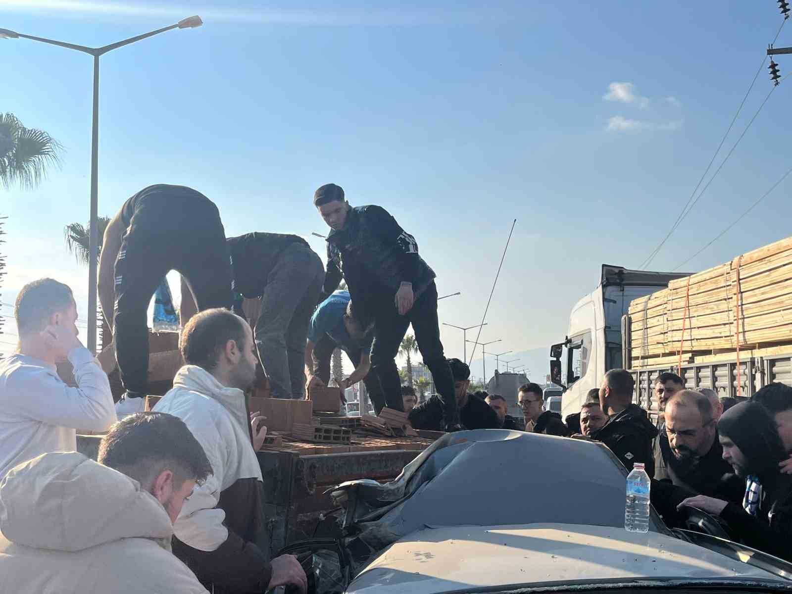 Kütahyaspor taraftarı, kazada yaralı sürücünün yardımına koştu
