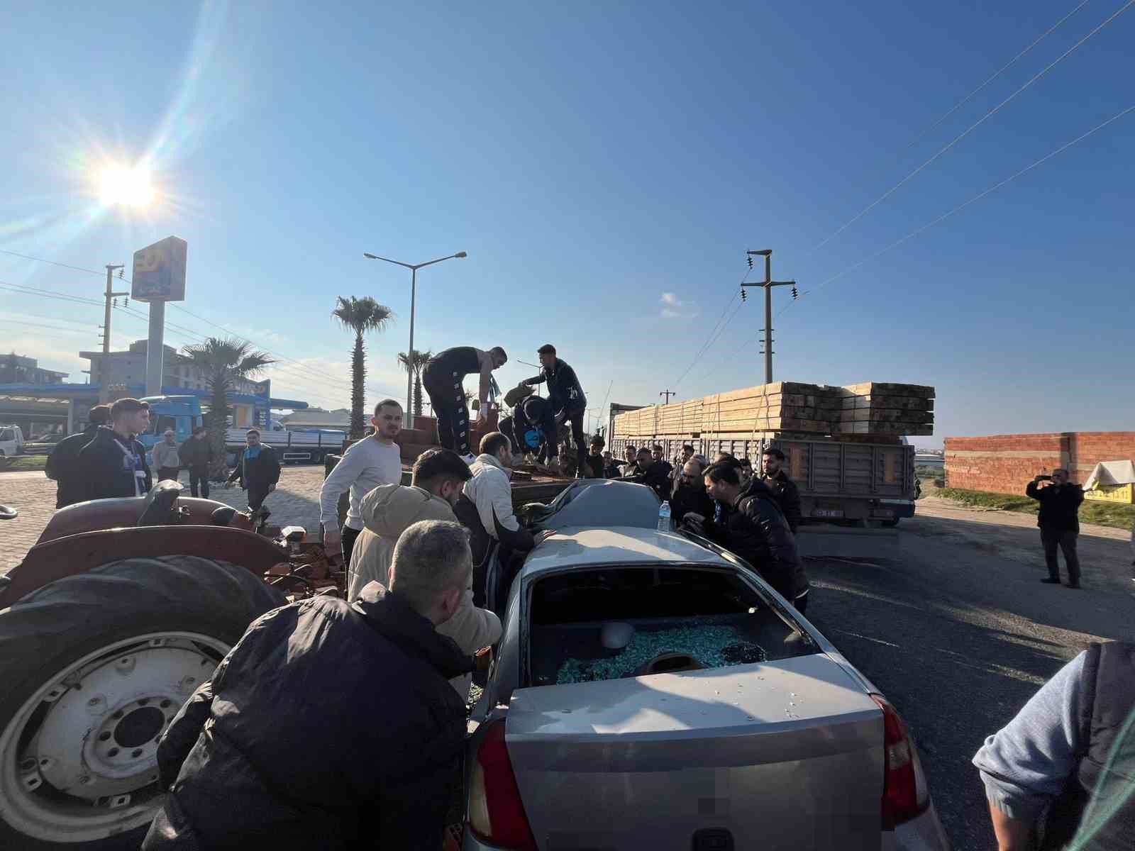 Kütahyaspor taraftarı, kazada yaralı sürücünün yardımına koştu
