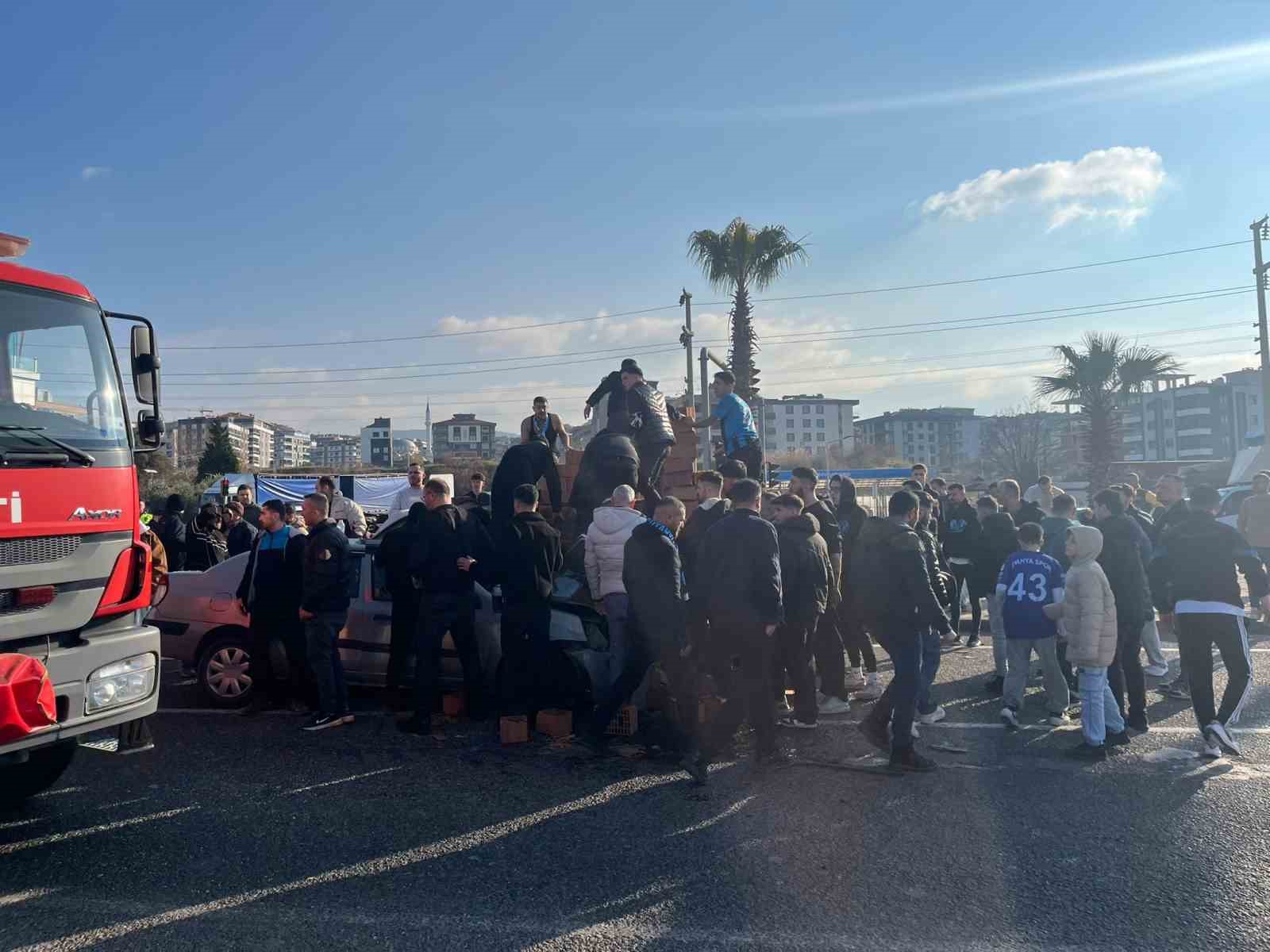 Kütahyaspor taraftarı, kazada yaralı sürücünün yardımına koştu
