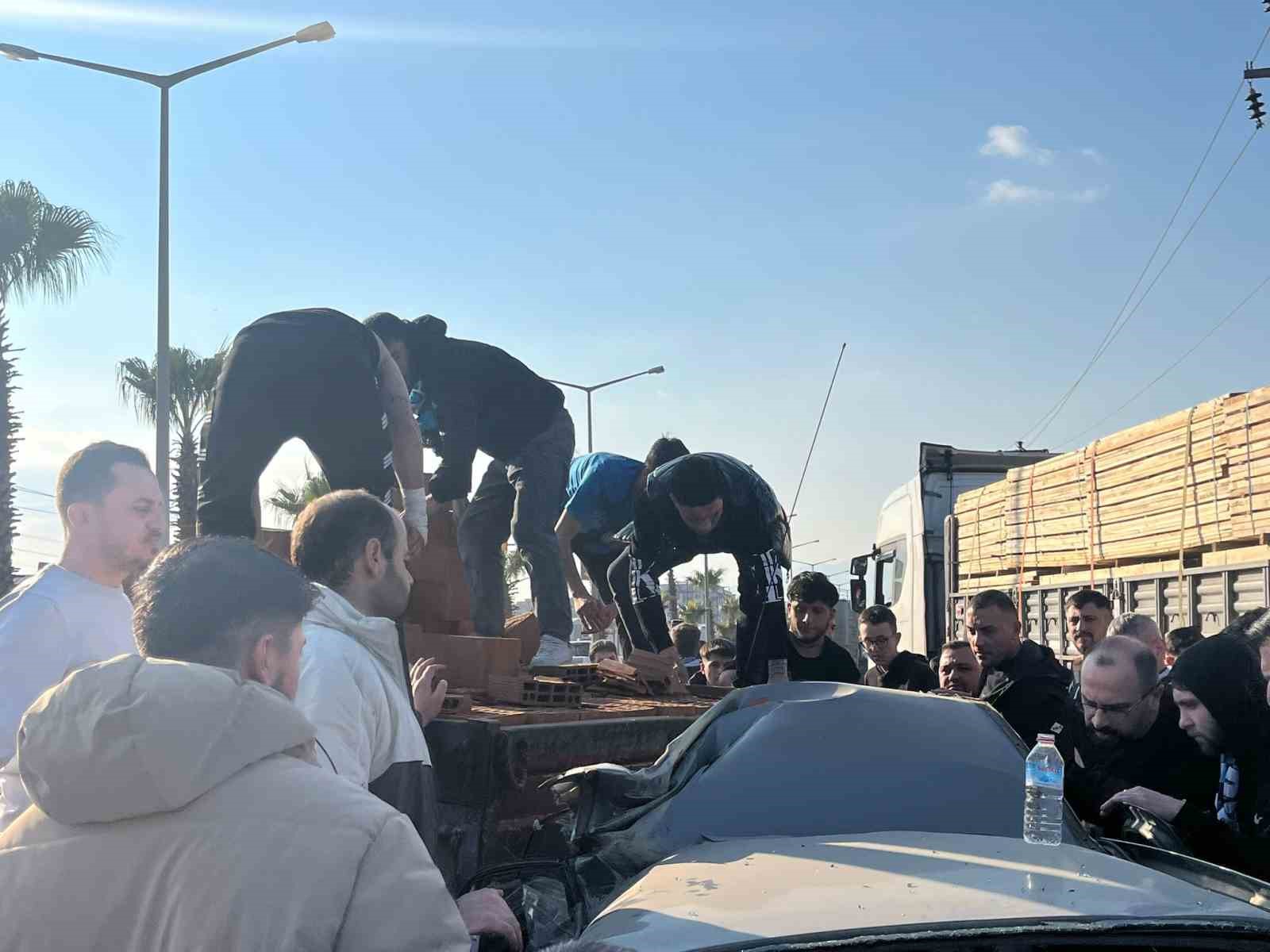 Kütahyaspor taraftarı, kazada yaralı sürücünün yardımına koştu
