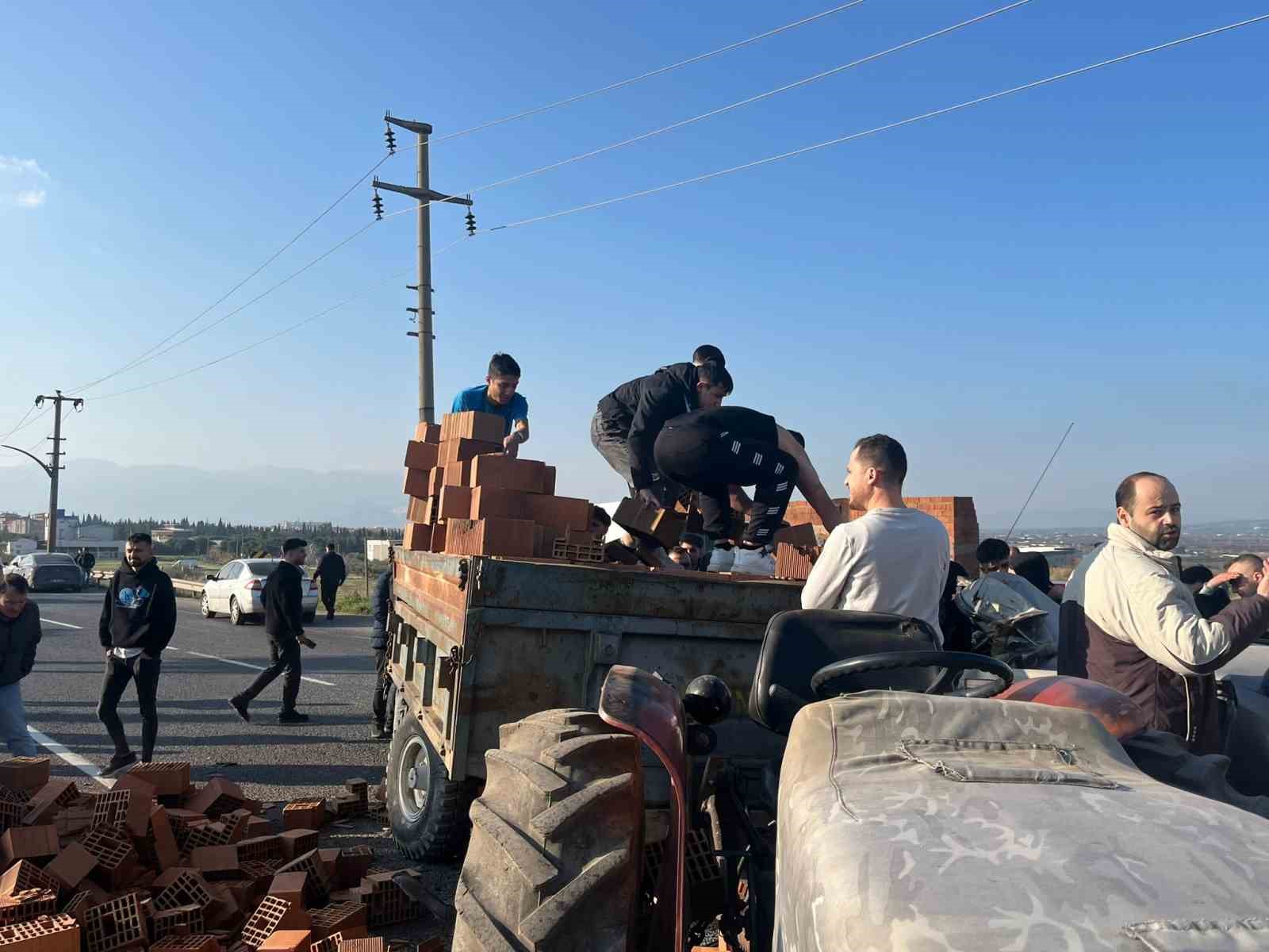 Kütahyaspor taraftarı, kazada yaralı sürücünün yardımına koştu
