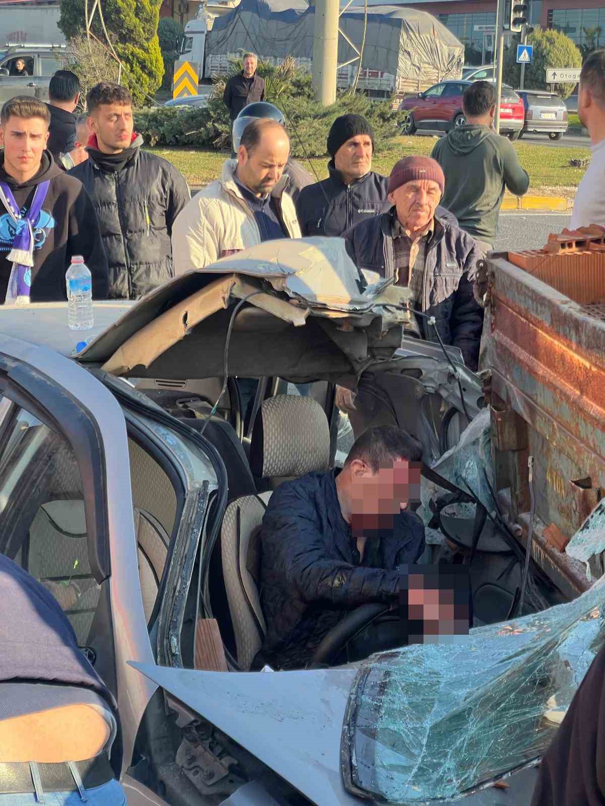 Kütahyaspor taraftarı, kazada yaralı sürücünün yardımına koştu
