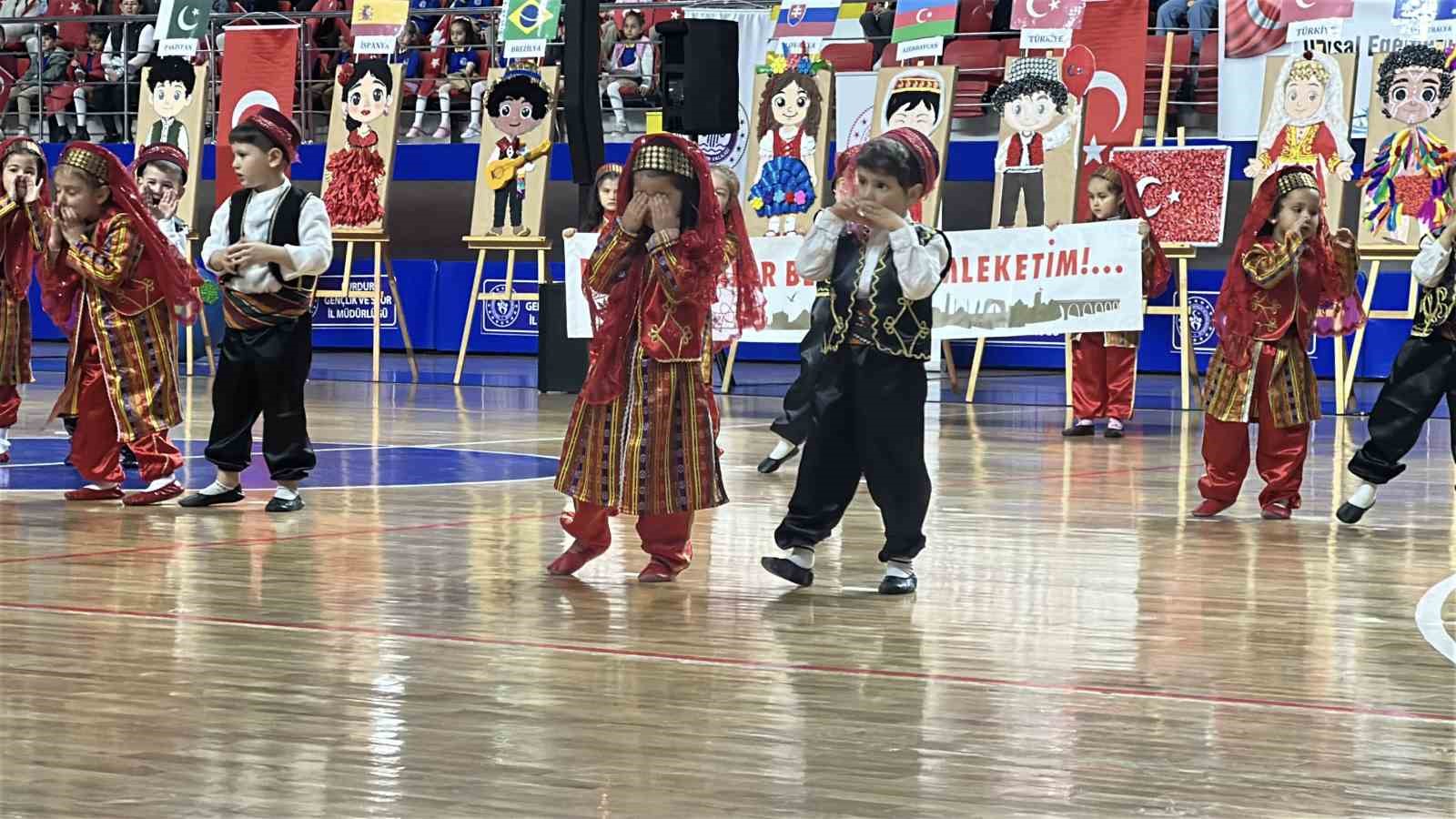 Kutlamaya katılan minik kız hem ağladı hem oynadı
