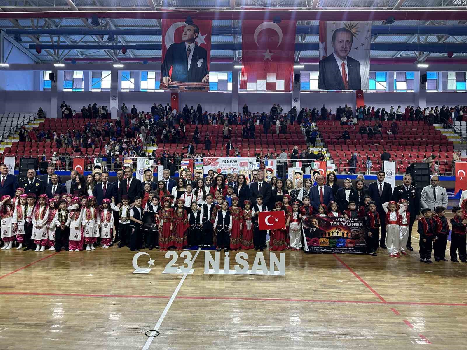 Kutlamaya katılan minik kız hem ağladı hem oynadı
