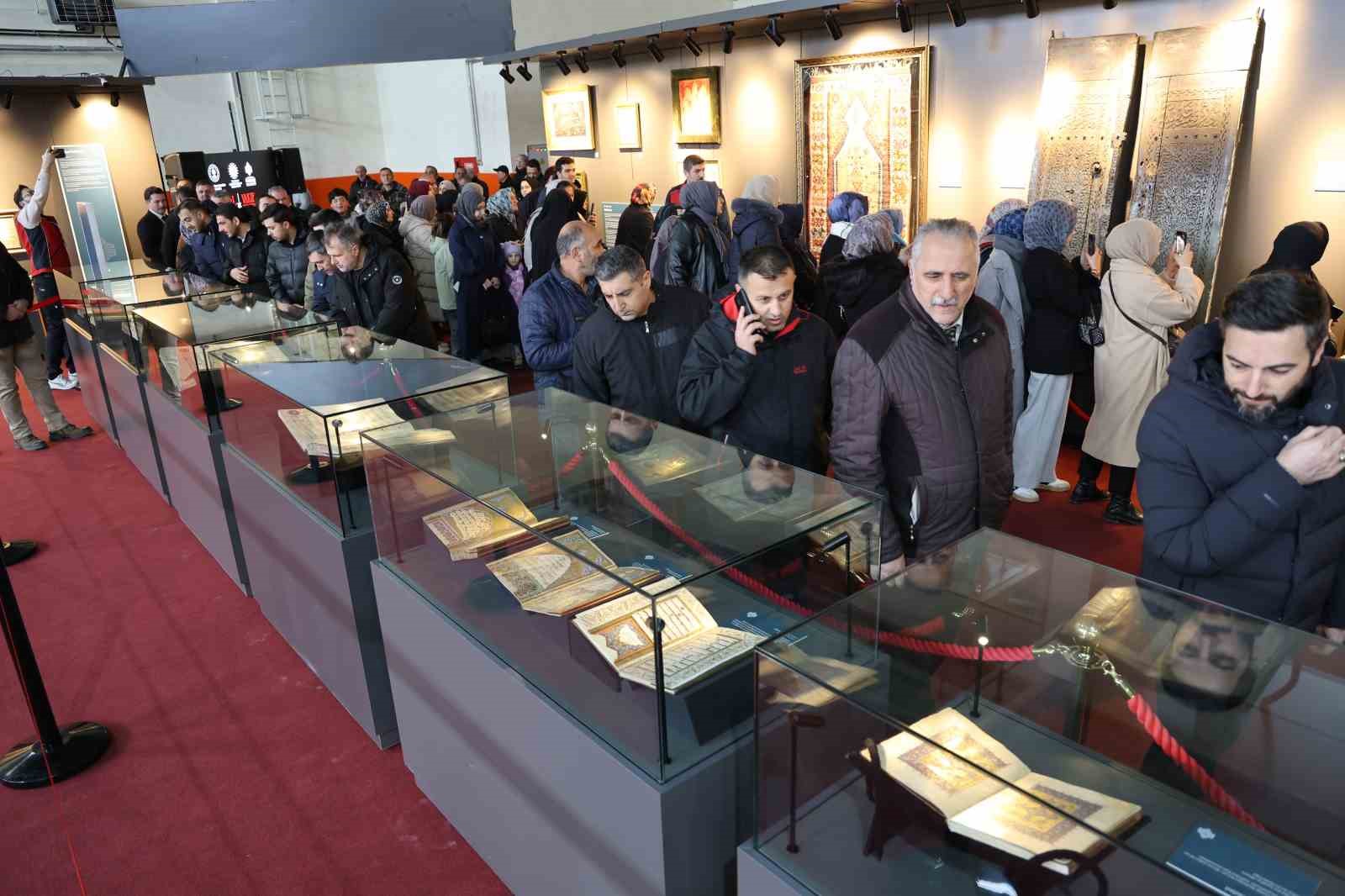 Kutsal emanetler Sivas’ta sergilendi, görmek isteyen vatandaşlar uzun kuyruk oluşturdu
