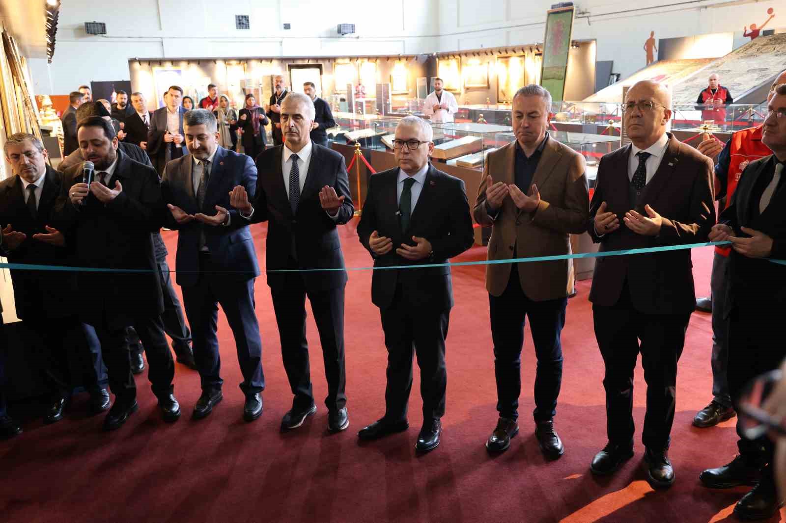 Kutsal emanetler Sivas’ta sergilendi, görmek isteyen vatandaşlar uzun kuyruk oluşturdu
