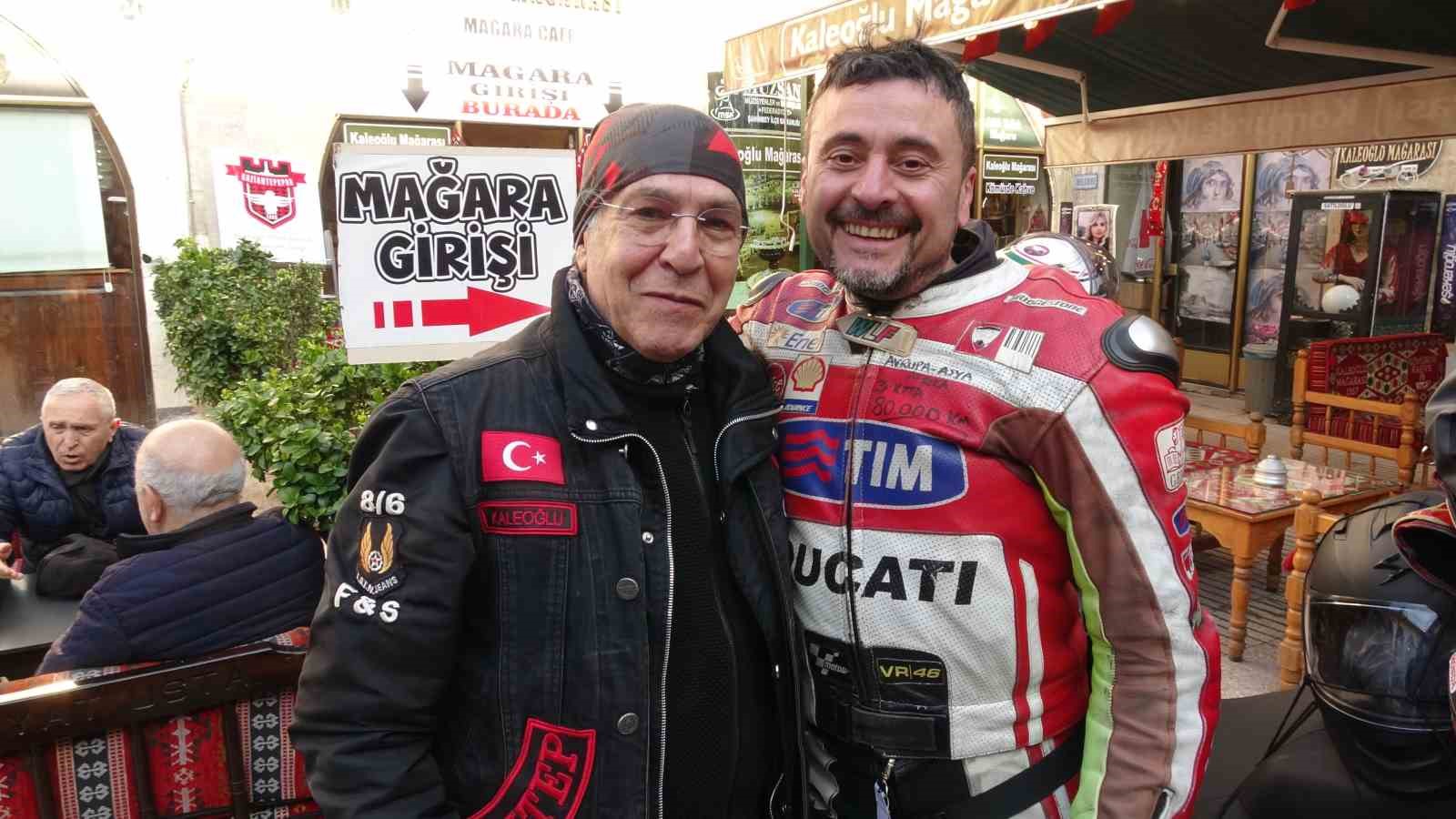 Kutsal toprak sevgisi zorluk tanımadı, motosiklet tutkunları iki teker üzerinde umre yolculuğuna çıktı
Kutsal toprak sevgisi zorluk tanımadı, motosiklet tutkunları iki teker üzerinde umre yolculuğuna çıktı