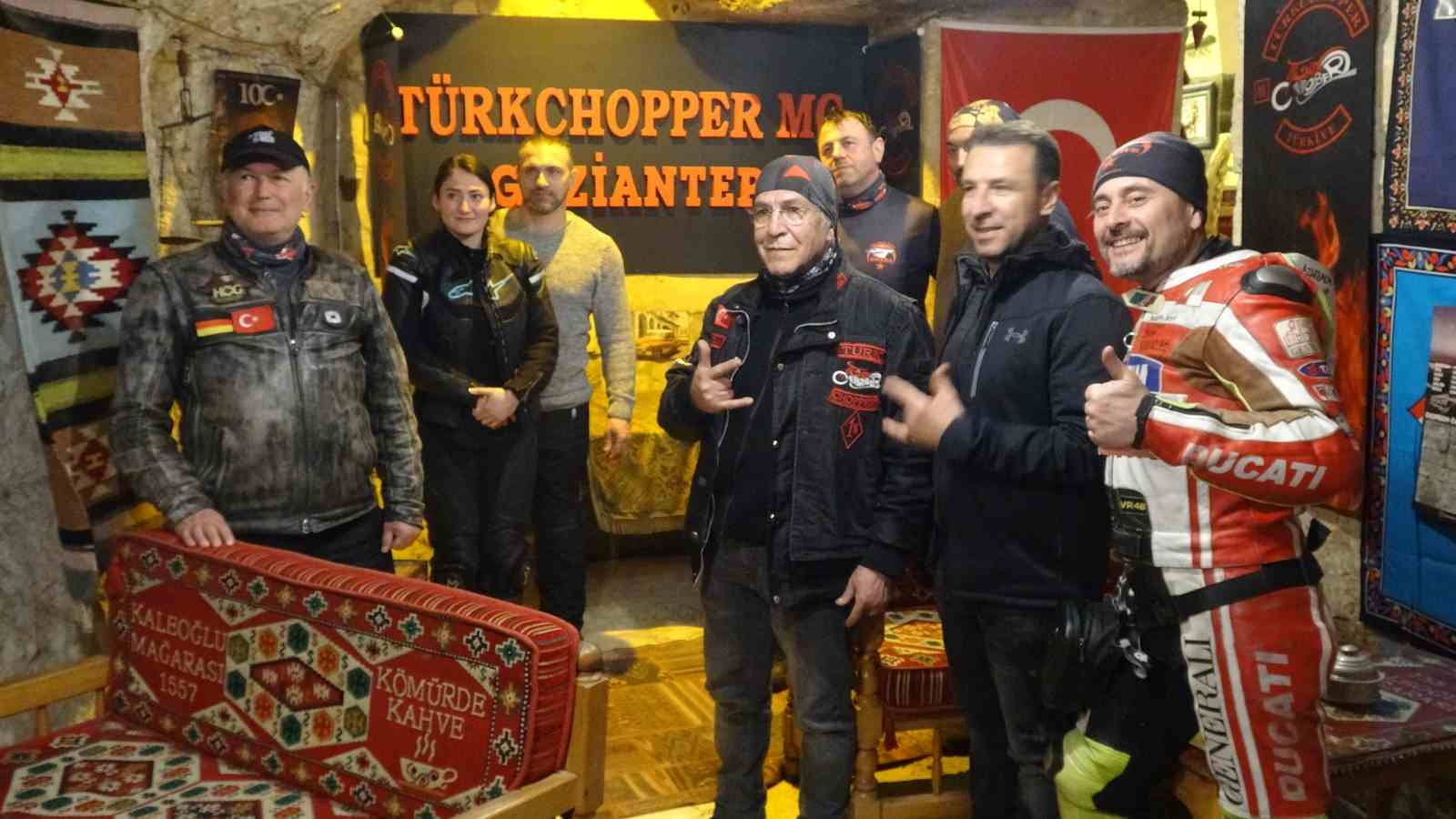 Kutsal toprak sevgisi zorluk tanımadı, motosiklet tutkunları iki teker üzerinde umre yolculuğuna çıktı
Kutsal toprak sevgisi zorluk tanımadı, motosiklet tutkunları iki teker üzerinde umre yolculuğuna çıktı