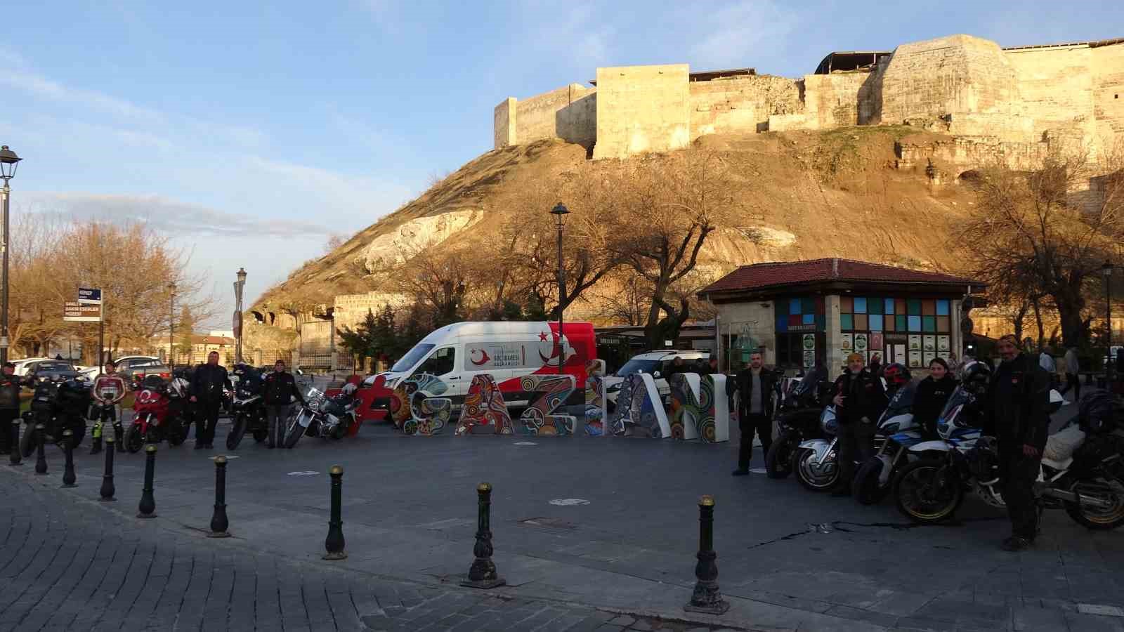 Kutsal toprak sevgisi zorluk tanımadı, motosiklet tutkunları iki teker üzerinde umre yolculuğuna çıktı
Kutsal toprak sevgisi zorluk tanımadı, motosiklet tutkunları iki teker üzerinde umre yolculuğuna çıktı
