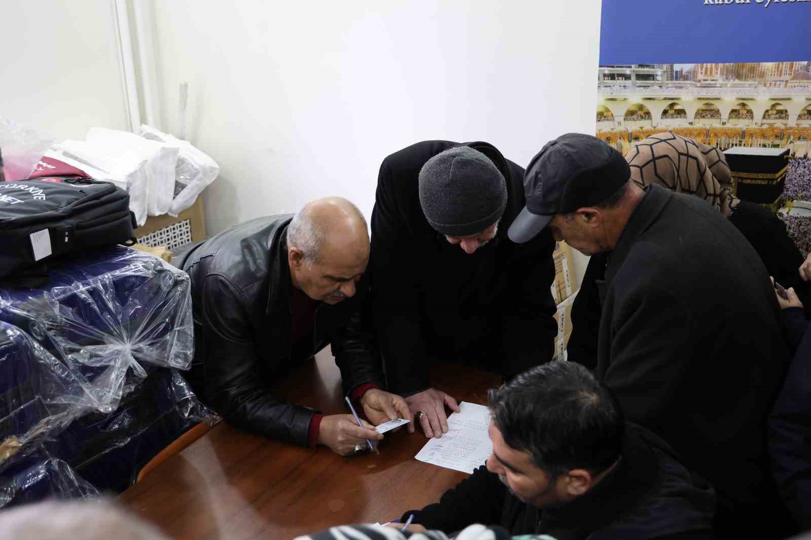 Kutsal topraklara gitmek istediler, umre vaadiyle çantacıya dolandırıldılar
Kutsal topraklara gitmek istediler, umre vaadiyle çantacıya dolandırıldılar