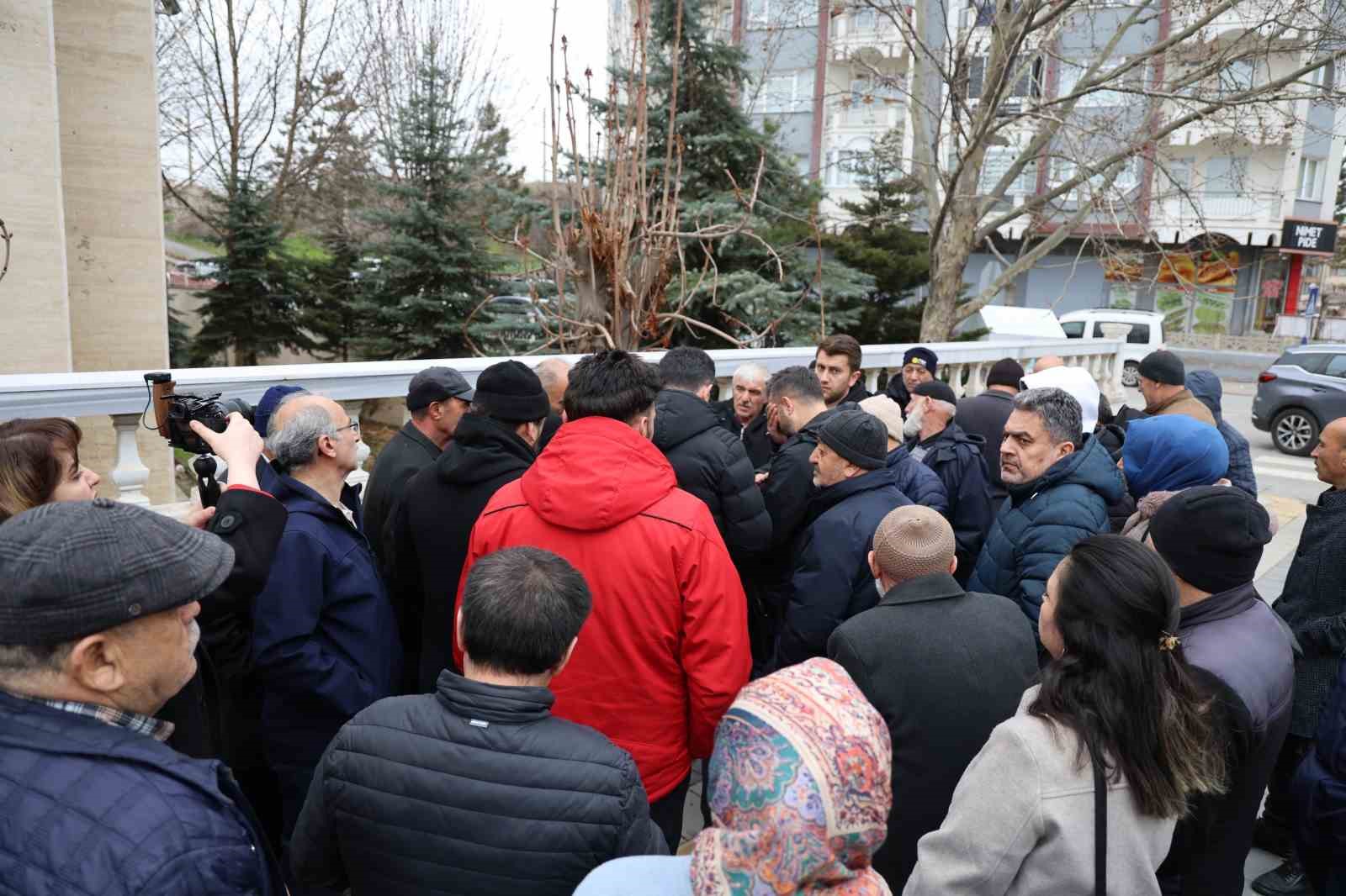 Kutsal topraklara gitmek istediler, umre vaadiyle çantacıya dolandırıldılar
Kutsal topraklara gitmek istediler, umre vaadiyle çantacıya dolandırıldılar