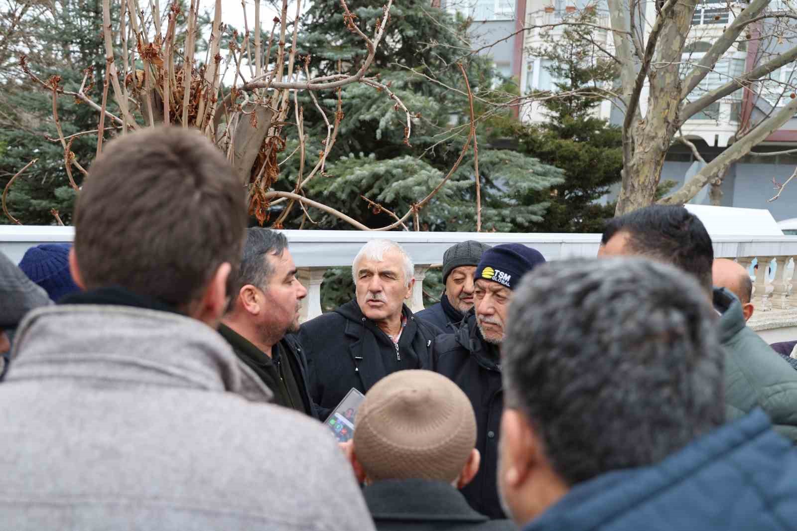 Kutsal topraklara gitmek istediler, umre vaadiyle çantacıya dolandırıldılar
Kutsal topraklara gitmek istediler, umre vaadiyle çantacıya dolandırıldılar