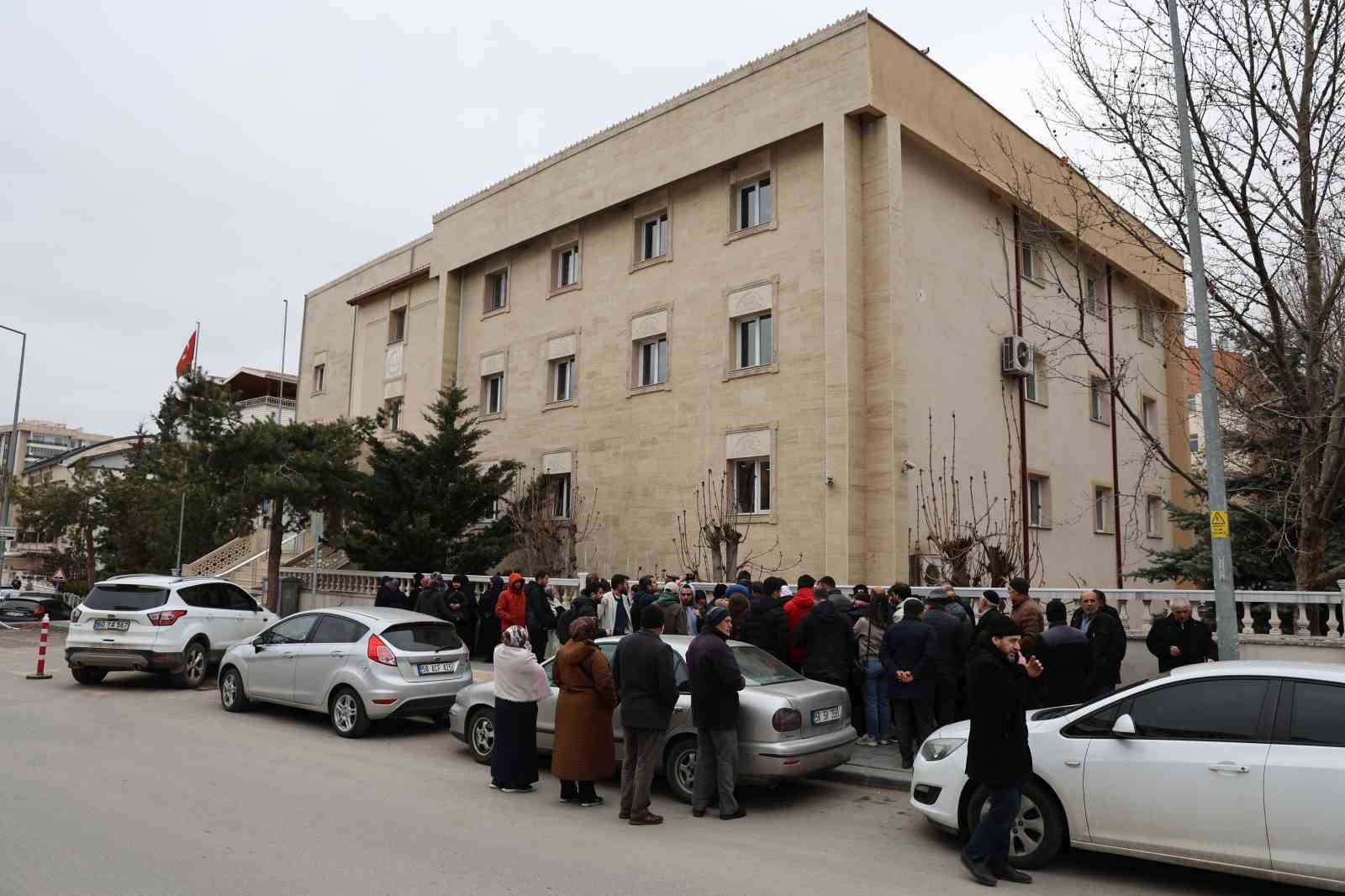 Kutsal topraklara gitmek istediler, umre vaadiyle çantacıya dolandırıldılar
Kutsal topraklara gitmek istediler, umre vaadiyle çantacıya dolandırıldılar