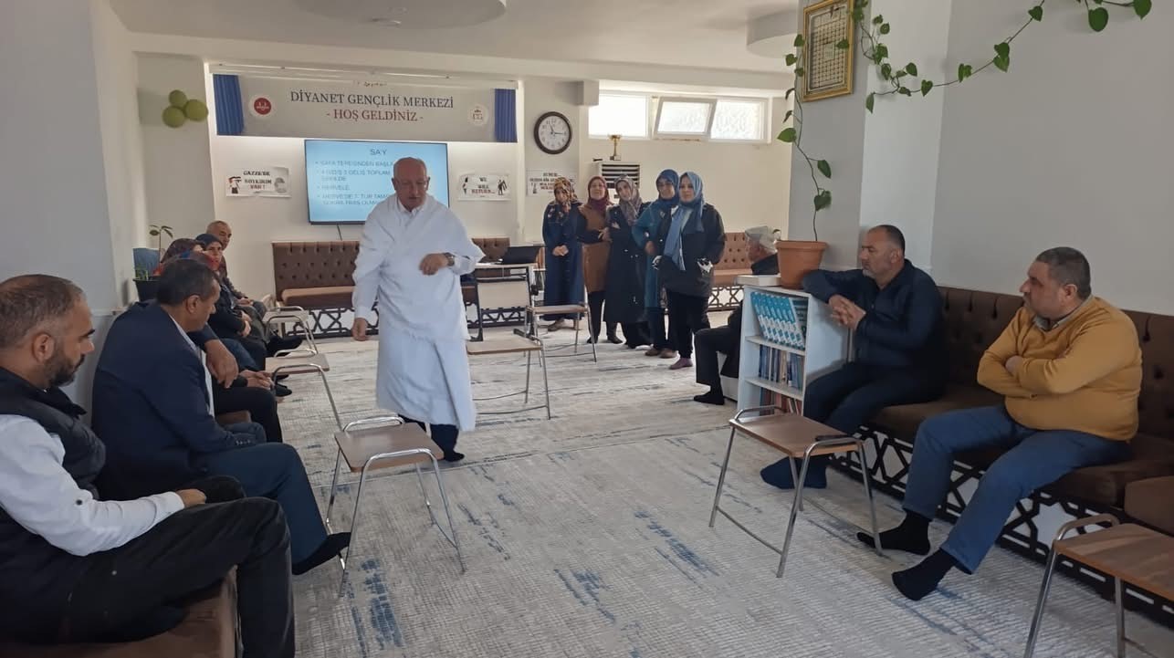 Kutsal yolculuk öncesi hacı adaylarına eğitim
Kutsal yolculuk öncesi hacı adaylarına eğitim