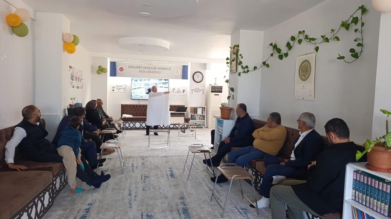 Kutsal yolculuk öncesi hacı adaylarına eğitim
Kutsal yolculuk öncesi hacı adaylarına eğitim