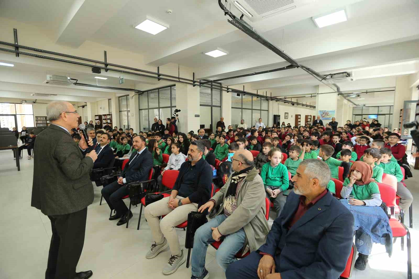 Kütüphane Haftası’na özel Yazar-Okur Buluşmaları
Kütüphane Haftası’na özel Yazar-Okur Buluşmaları