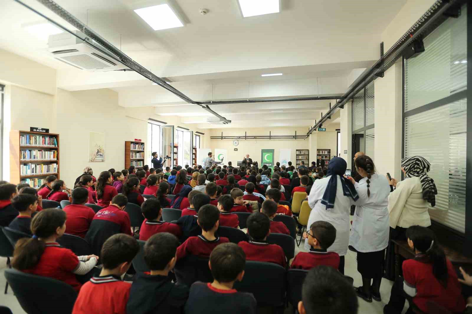 Kütüphane Haftası’na özel Yazar-Okur Buluşmaları
Kütüphane Haftası’na özel Yazar-Okur Buluşmaları