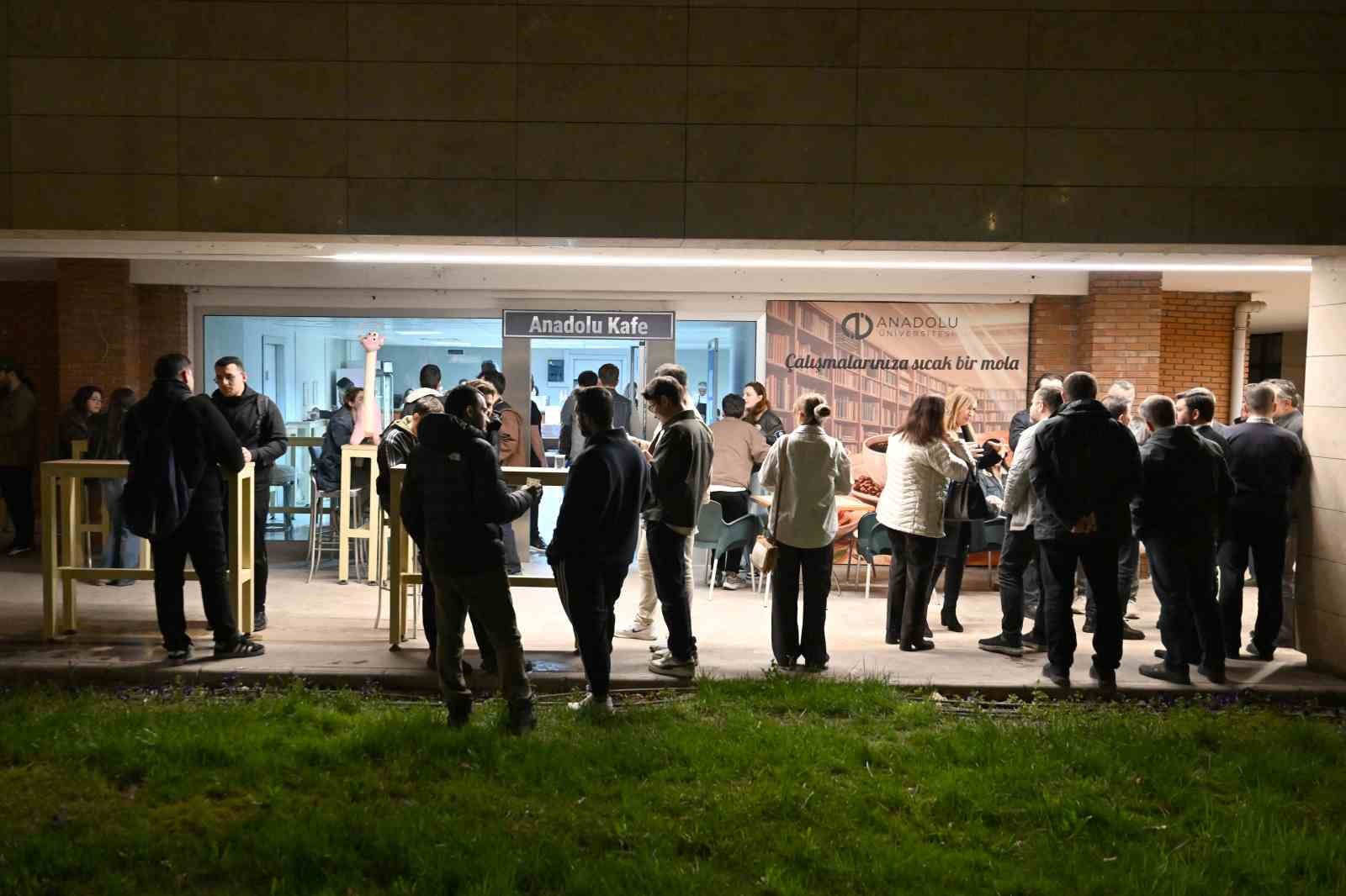 Kütüphanede sınavlara hazırlanan öğrencilere Anadolu Kafe’de sıcak mola
