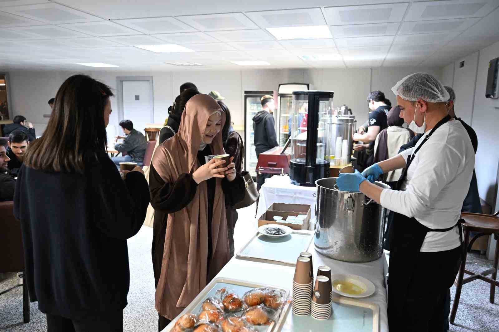 Kütüphanede sınavlara hazırlanan öğrencilere Anadolu Kafe’de sıcak mola
