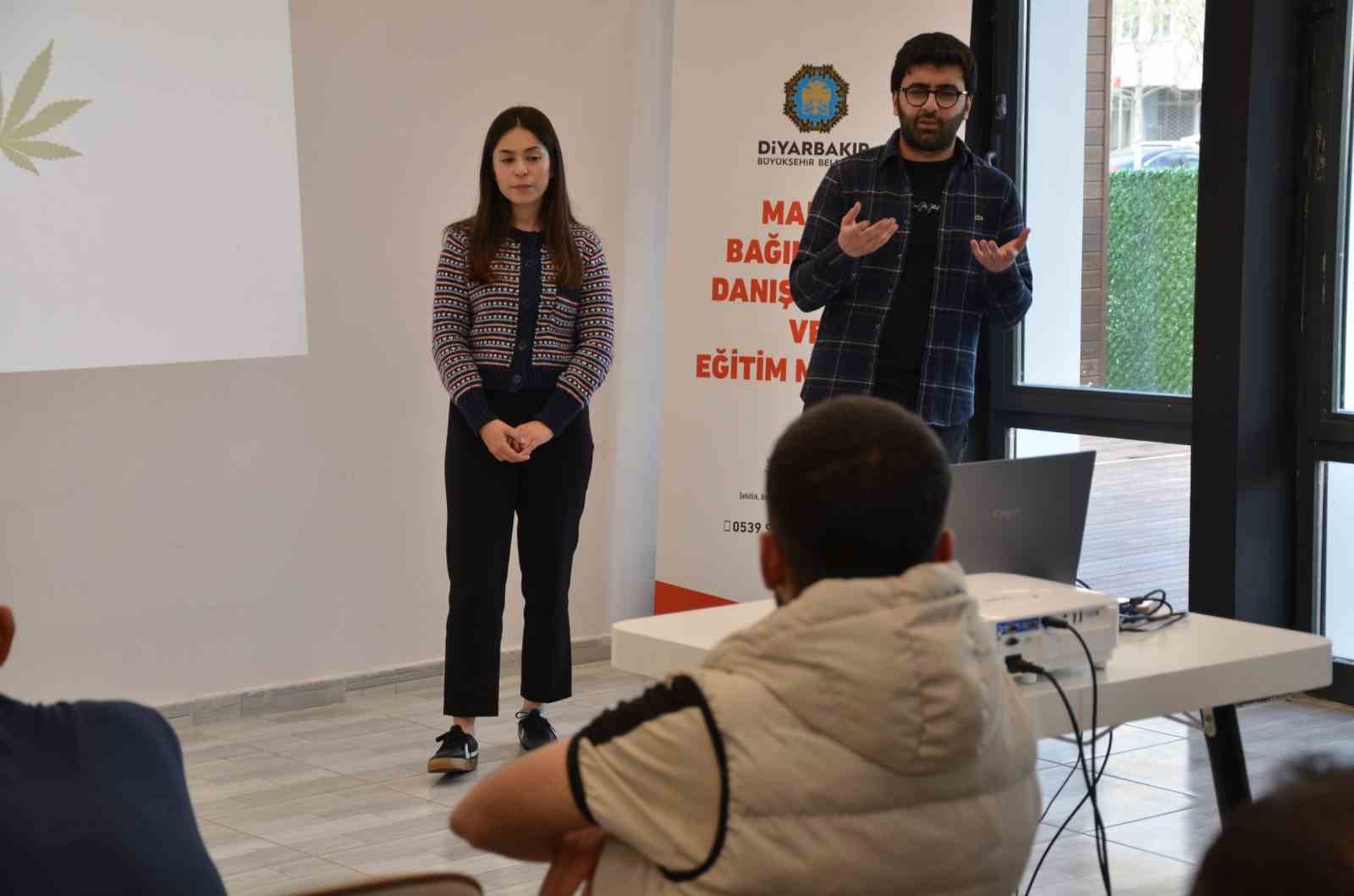 Kütüphanelerde bağımlılıkla mücadeleye yönelik farkındalık eğitimi
