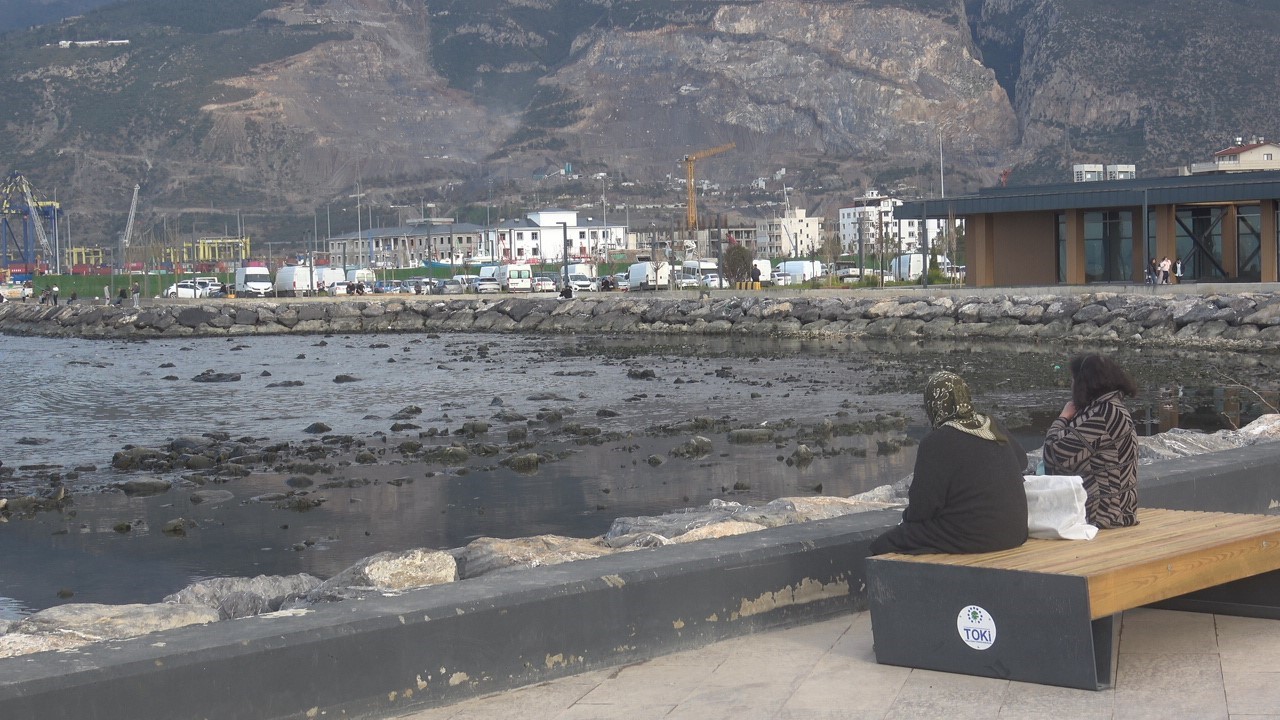 Kuvvetli fırtına sonrası İskenderun Körfezi’nde deniz suyu çekildi
