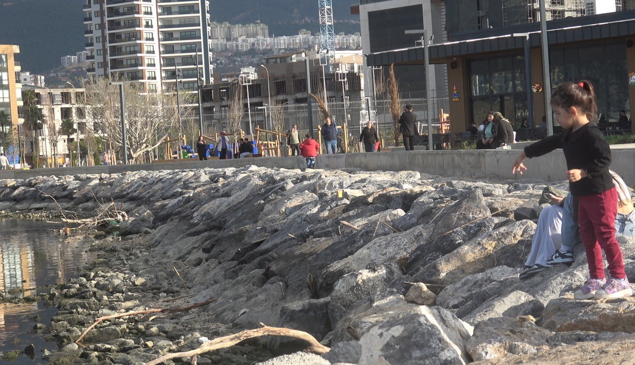 Kuvvetli fırtına sonrası İskenderun Körfezi’nde deniz suyu çekildi
