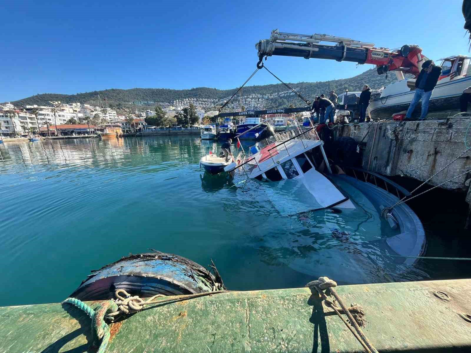 Kuvvetli rüzgar Güllük’te tekneyi batırdı
