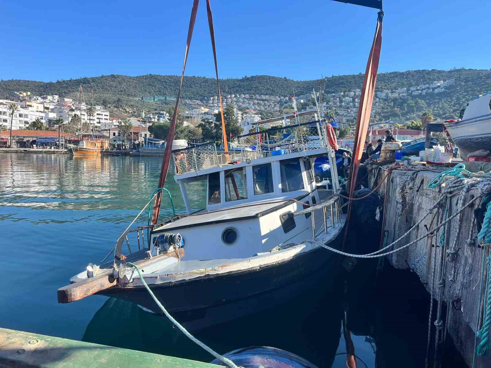 Kuvvetli rüzgar Güllük’te tekneyi batırdı
