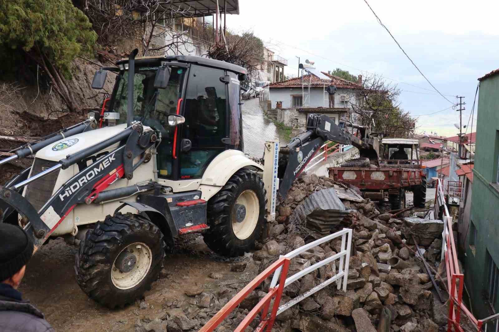 Kuvvetli yağışa dayanamadı, çöktü
