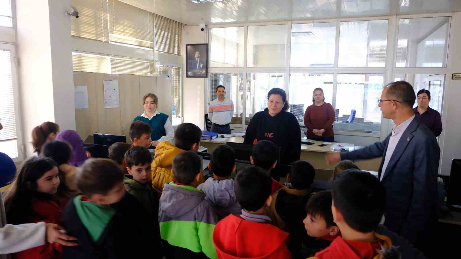 Kuyucak Belediye Başkanı Doğanca, öğrencileri belediyede ağırladı
