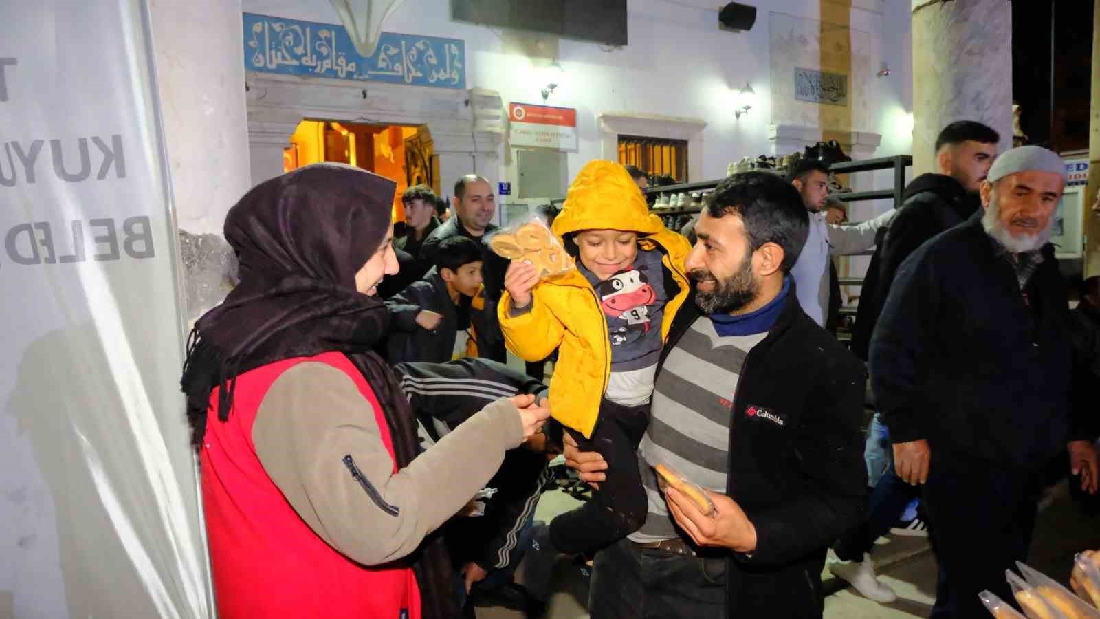 Kuyucak Belediyesi Kadir Gecesi’nde vatandaşları unutmadı
