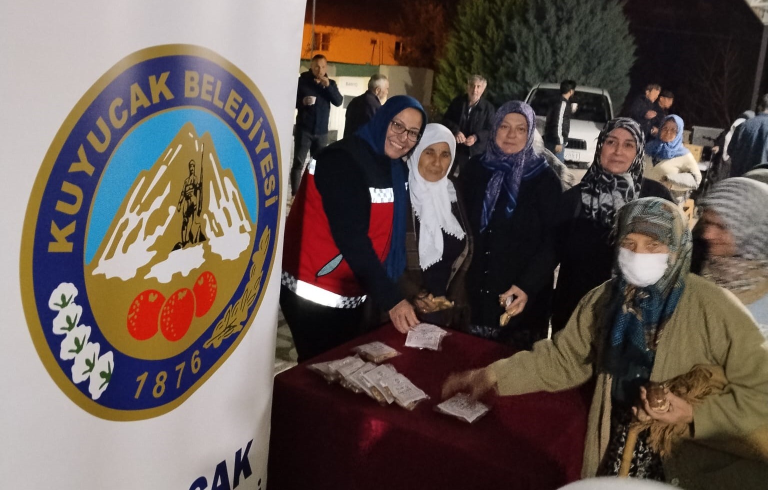 Kuyucak Belediyesi Kadir Gecesi’nde vatandaşları unutmadı
