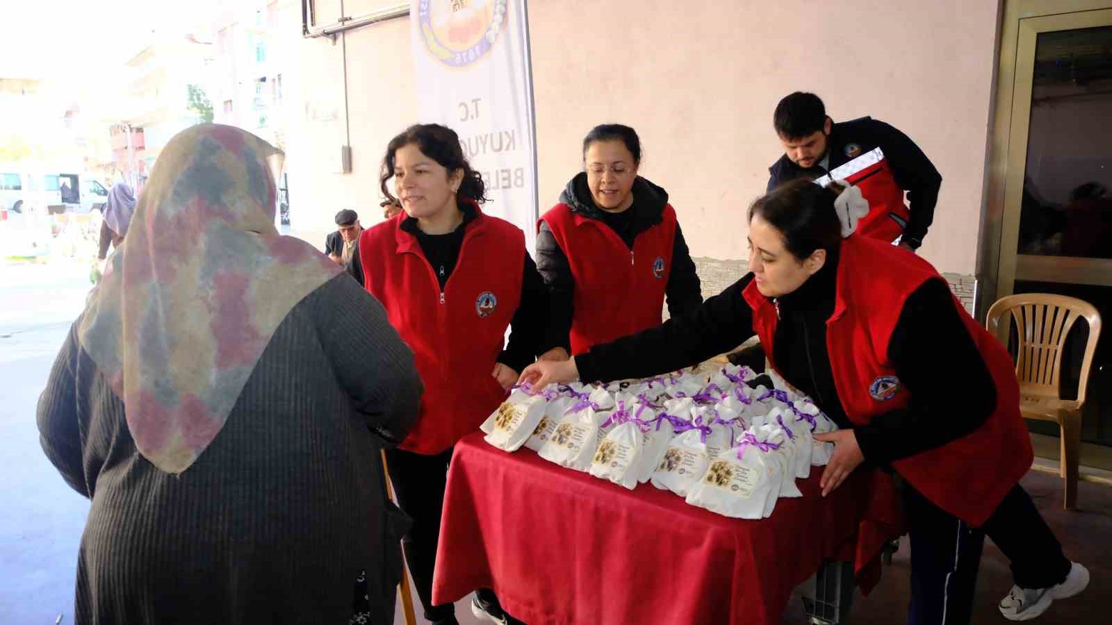 Kuyucak Belediyesi pazaryerinde kadınların gününü kutladı
