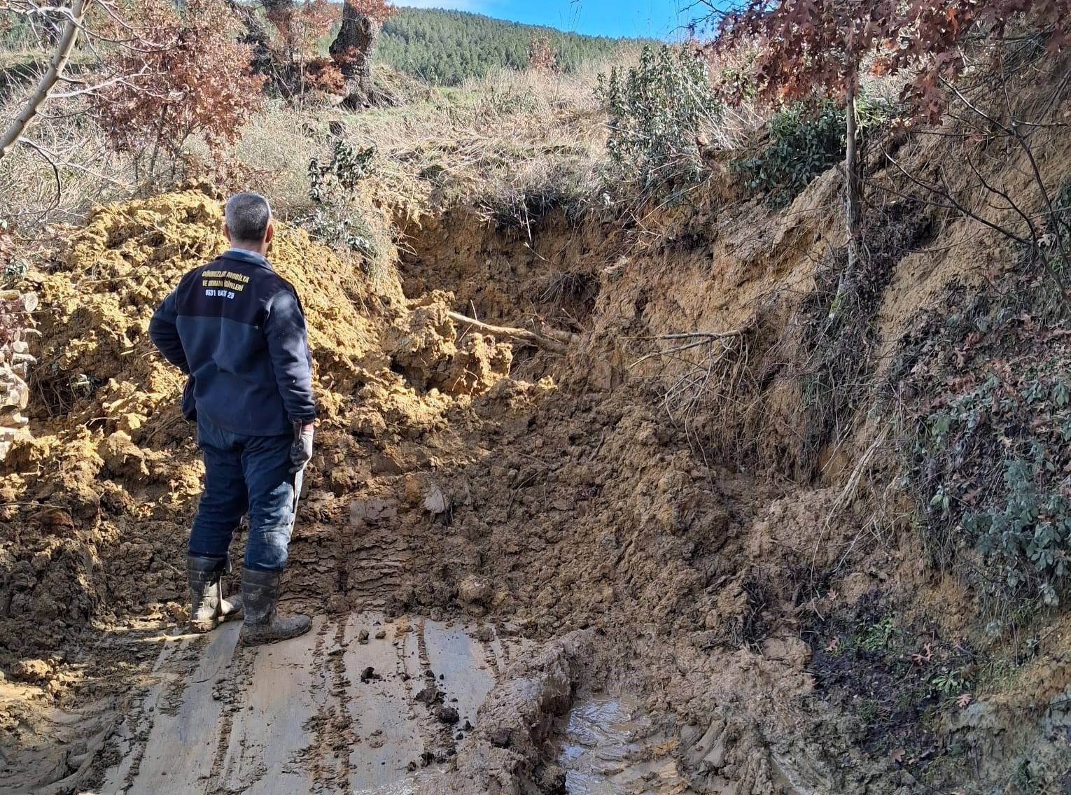 Kuyucak Belediyesi’nden yağışla kapanan yollara hızlı müdahale
