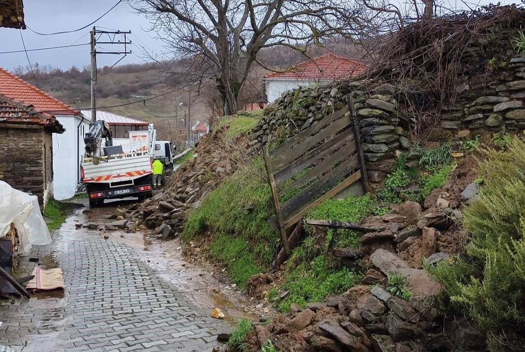Kuyucak Belediyesi’nden yağışla kapanan yollara hızlı müdahale
