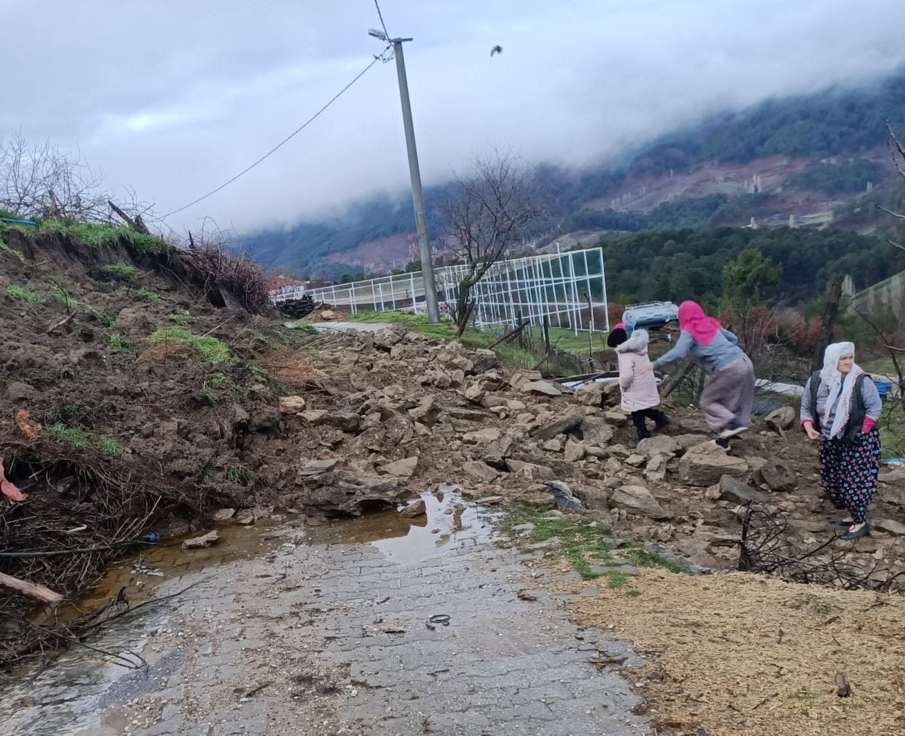 Kuyucak Belediyesi’nden yağışla kapanan yollara hızlı müdahale
