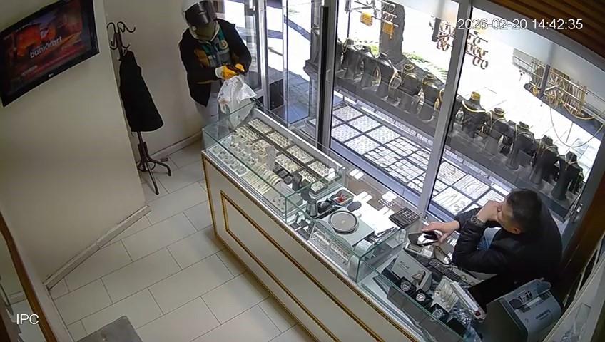 Kuyumcu soygunu güvenlik kamerasında
