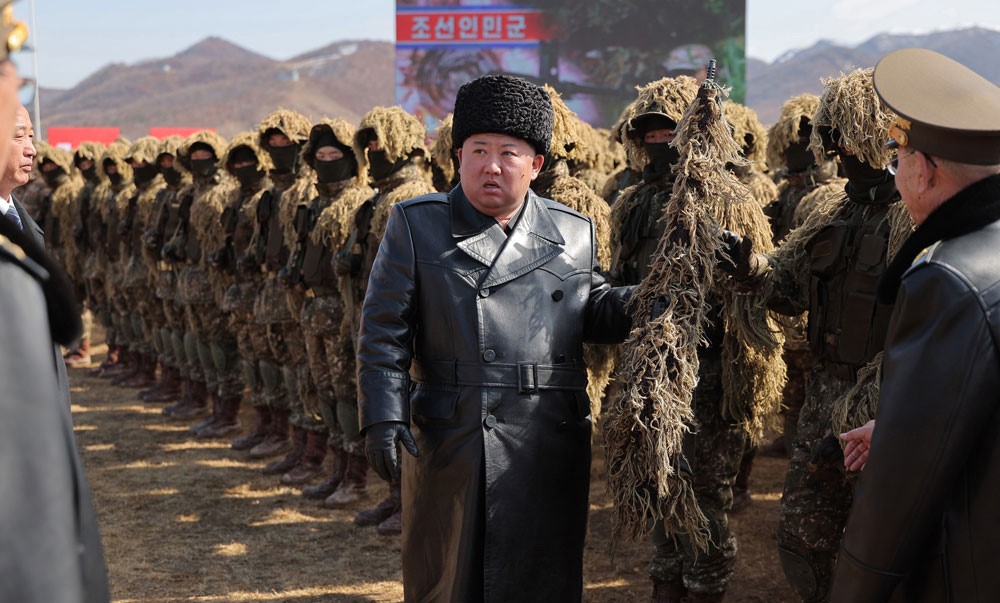 Kuzey Kore dev savaş gemisinden füze denemesi yaptı
