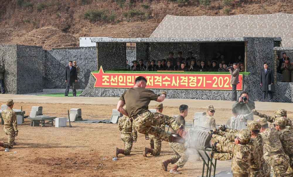 Kuzey Kore dev savaş gemisinden füze denemesi yaptı
