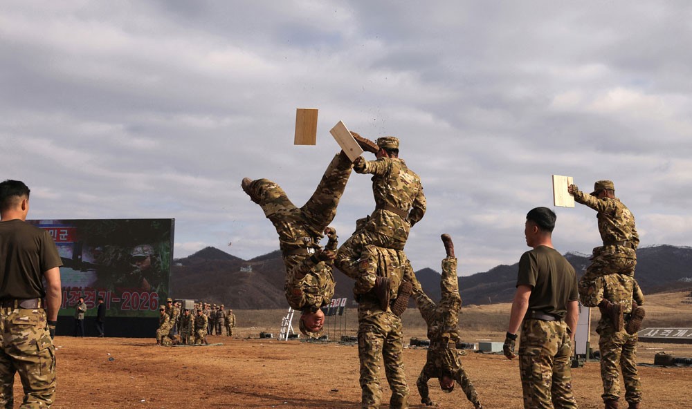 Kuzey Kore dev savaş gemisinden füze denemesi yaptı
