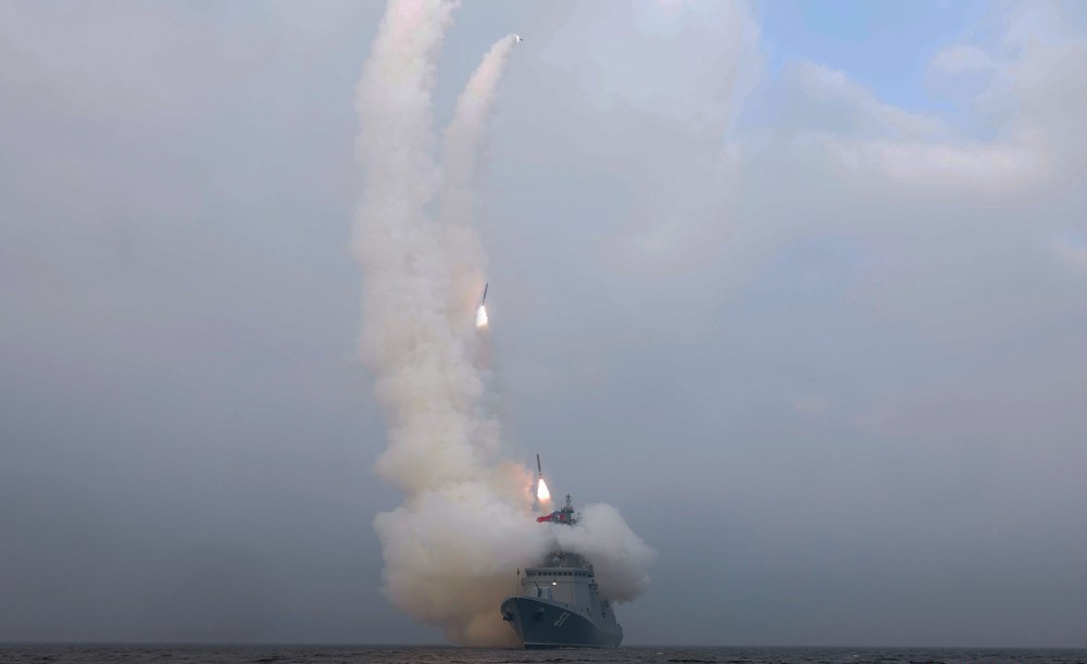 Kuzey Kore dev savaş gemisinden füze denemesi yaptı
