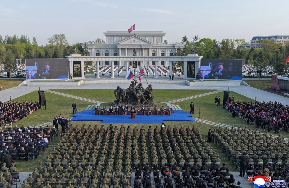 Kuzey Kore lideri, Ukrayna’da ölen Kuzey Koreli askerler anısın anıtın açılışını yaptı
