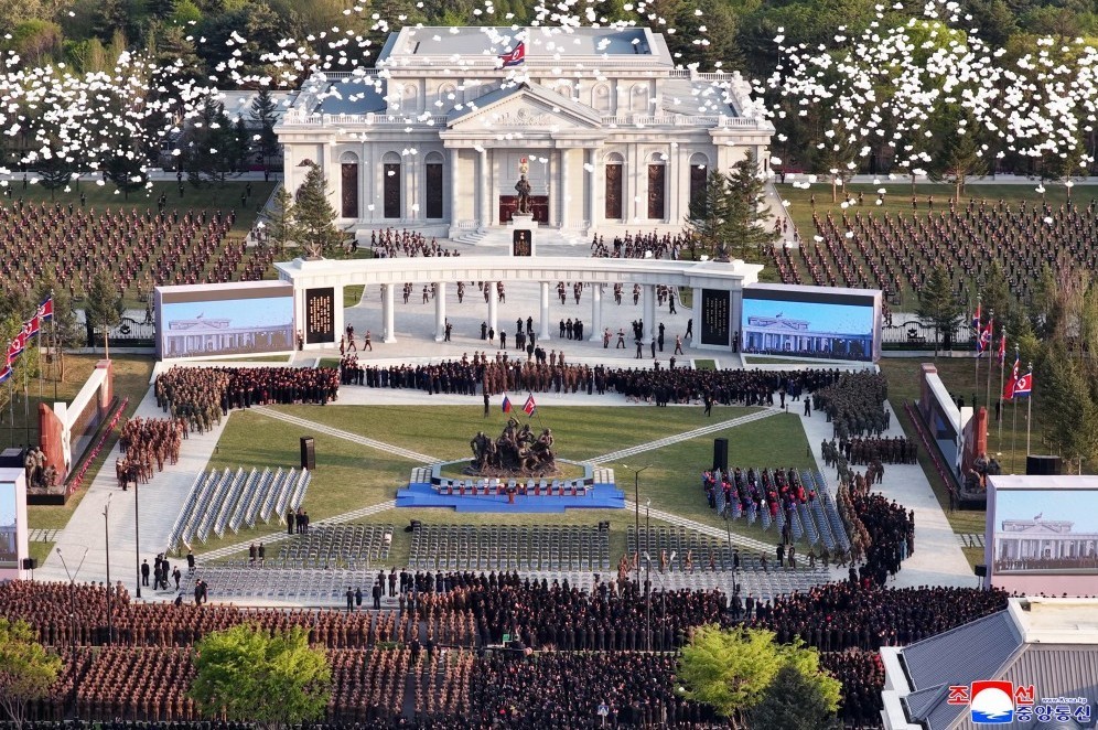 Kuzey Kore lideri, Ukrayna’da ölen Kuzey Koreli askerler anısın anıtın açılışını yaptı
