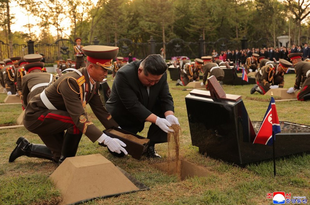 Kuzey Kore lideri, Ukrayna’da ölen Kuzey Koreli askerler anısın anıtın açılışını yaptı
