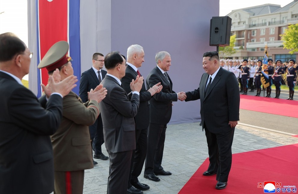 Kuzey Kore lideri, Ukrayna’da ölen Kuzey Koreli askerler anısın anıtın açılışını yaptı
