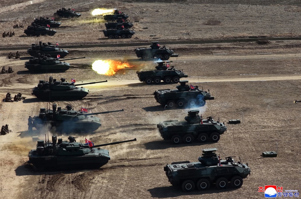 Kuzey Kore’de tank birliklerinin katılımıyla taktik saldırı tatbikatı
