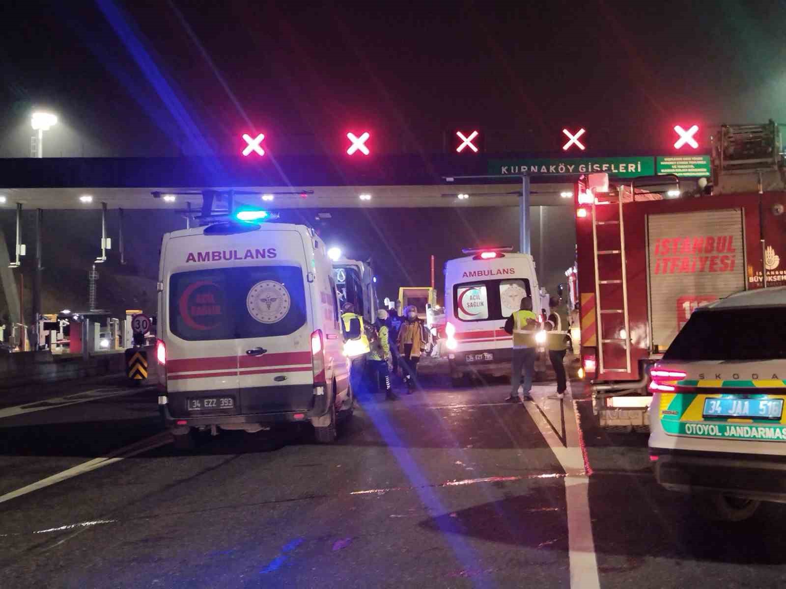 Kuzey Marmara Otoyolu Kurnaköy gişelerinde otomobil takla attı: 2 yaralı
