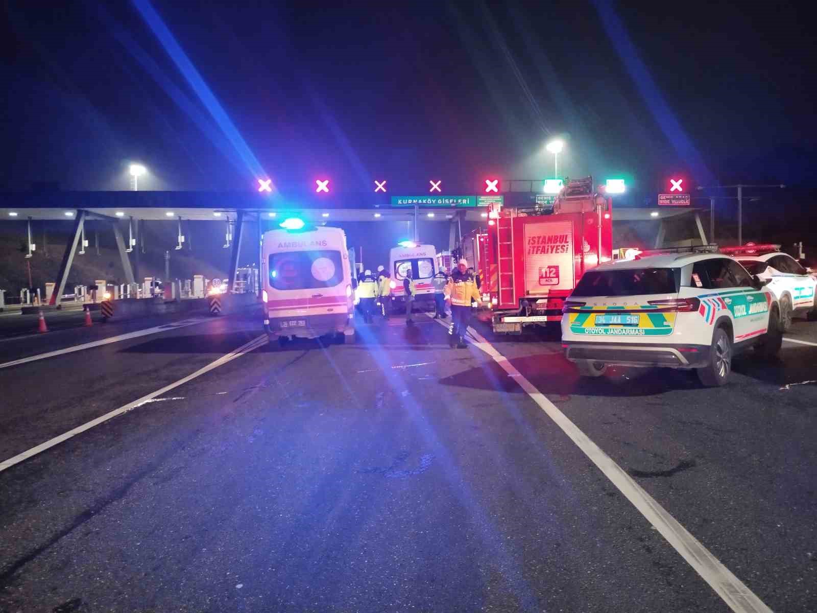 Kuzey Marmara Otoyolu Kurnaköy gişelerinde otomobil takla attı: 2 yaralı
